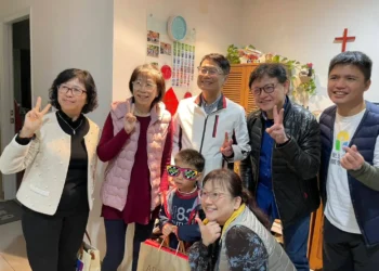 年節前夕　陳純敬副市長探視類家庭　代侯友宜贈紅包　小孩開心馬上有錢「花」