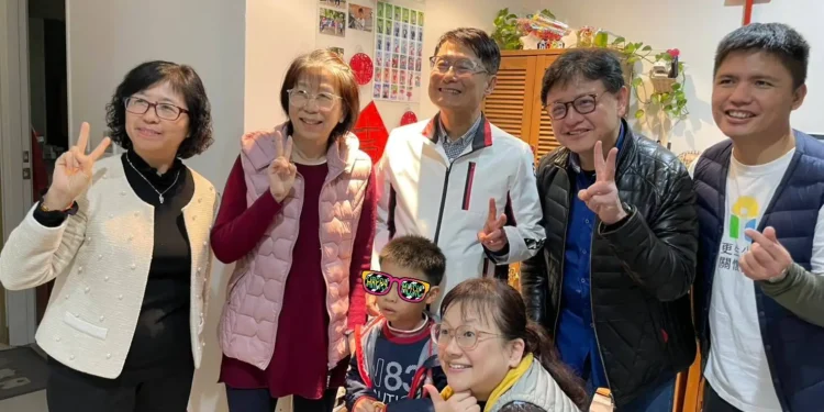 年節前夕 陳純敬副市長探視類家庭 代侯友宜贈紅包 小孩開心馬上有錢「花」 1 926401 zrsXLa