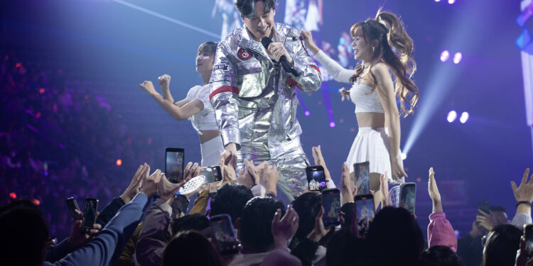 李聖傑〈癡心絕對〉 10017 次與萬人齊聲合唱震撼小巨蛋 1 李聖傑〈癡心絕對〉 10017 次與萬人齊聲合唱 照片提供:錞藝音樂