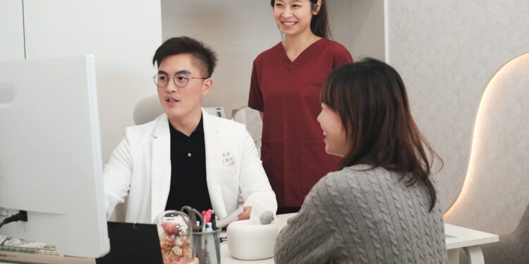 初悅婦研院長周維薪醫師(左1)表示,創辦初衷是看見現代女性因長期處於高壓與「亞健康」狀態,急需一個能被仔細看見、被專業對待的地方。
照片由「初悅婦研」提供