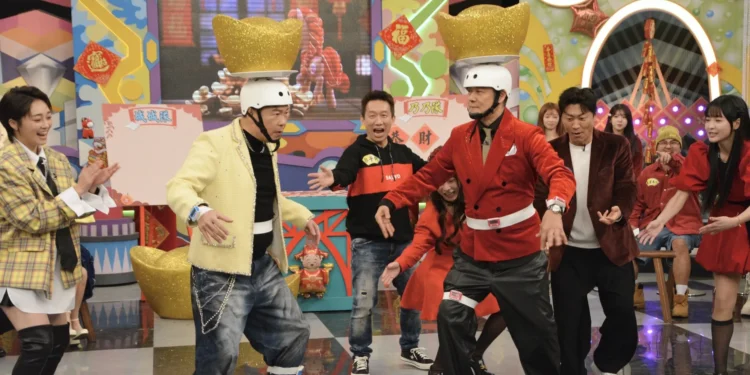 華視除夕《神馬攏賀添財衝衝衝》兩老頂元寶甩計步器大車拚 1 E38088E59089E5AD97E9818AE688B2E78E8BE38089E69BBEE59C8BE59F8EE5B7A6E5928CE5BE90E4B983E9BA9FE58FB3E9ACA5E699BAE6AF94E58F8DE68789 EI0oDm