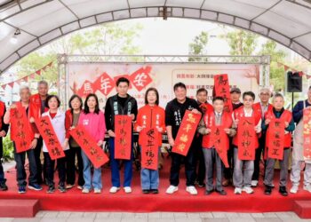 揮毫贈春聯　宜蘭市超人氣、頭城鎮送紀念紅包、五結鄉備暖心湯品