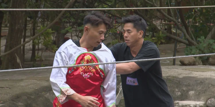 彭小刀 柯有倫連環出包 KID毒舌封號「噗嚨共」 1 E5B7A6E8B5B7E5BDADE5B08FE58880E38081E69FAFE69C89E580ABE38082EFBC88E59C96EFBC9AE7B69CE8979DE78EA9E5BE88E5A4A7EFBC89 encK2m