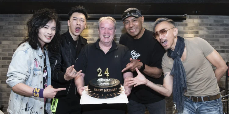 信樂團成軍24年 Michael 與 Tomi 感觸良多 再燃搖滾火焰 1 E681A9E5B8ABE58FB8E5BE92E69DBE E9A99AE5969CE78FBEE8BAABE78DBBE69096E6BBBEE89B8BE7B395E7A59DE7A68F scaled