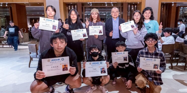 謝董事長款待孩子們喜來登12廚用餐，並頒發營隊完成證明