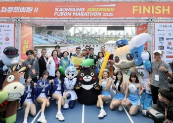 高雄富邦馬拉松16周年熱血開跑　陳其邁化身恐龍與吉祥物同場競速
