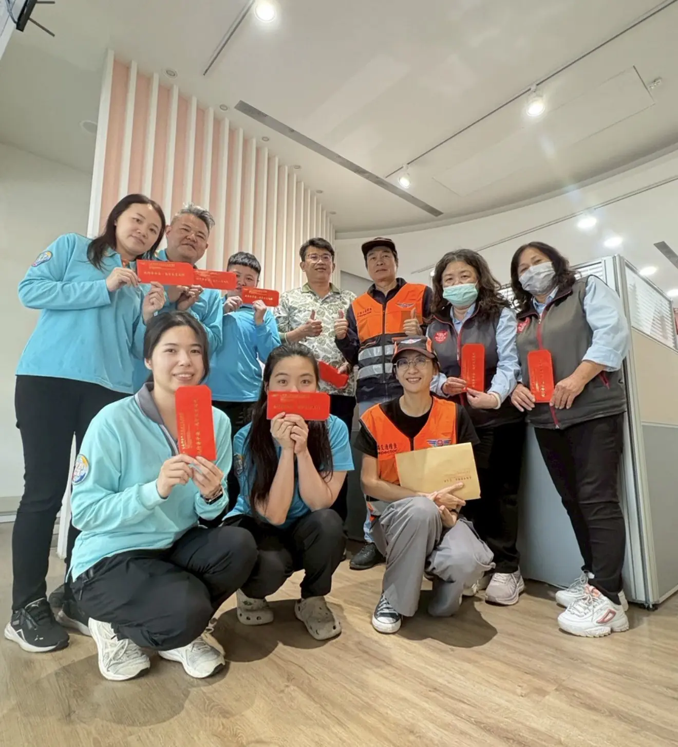 駕駛辛苦了 高雄市區監理所督導客運場站 發送年前小紅包 1 駕駛辛苦了 高雄市區監理所督導客運場站 發送年前小紅包