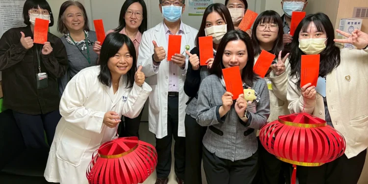 迎新春送祝福 高雄市立岡山醫院職福會 發放新春紅包感謝同仁全年守護健康 1 IMG 2273 RSlhf3
