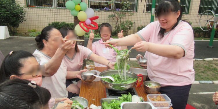 高女監的「歲末圍爐」同學們吃的不亦樂乎，齊聲說讚！圖，高女監提供