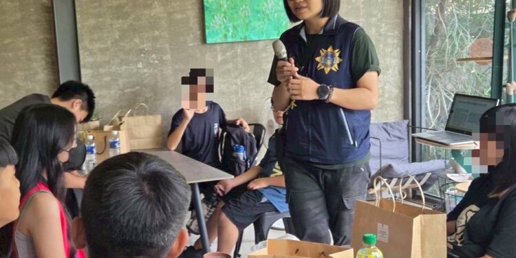 少年隊警勤日常/高市少年隊於少輔會長期深入校園,進行犯罪預防宣導/ 圖 少年隊提供