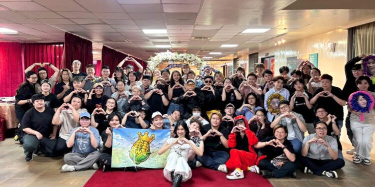 泰星玉米Khaopoad來台北玩到台南再上阿里山 從居酒屋 牛肉湯再掃夜市大啖美食 1 泰星玉米Khaopoad(前)來台短短三天內火速籌備一場粉絲餐聚見面會 照片提供:亞森娛樂