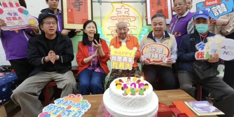高雄市榮服處 為百歲榮民管爺爺慶生 1 IMG 3701 4GTzaK