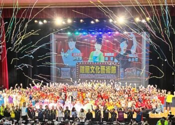 許志豪與蔡閨同框現身　基隆城隍爺大歌廳掀熱潮