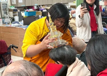 黑面媽祖走進長照現場    「寶光宮」從法壇走到阿公、阿嬤身邊的慈悲實踐