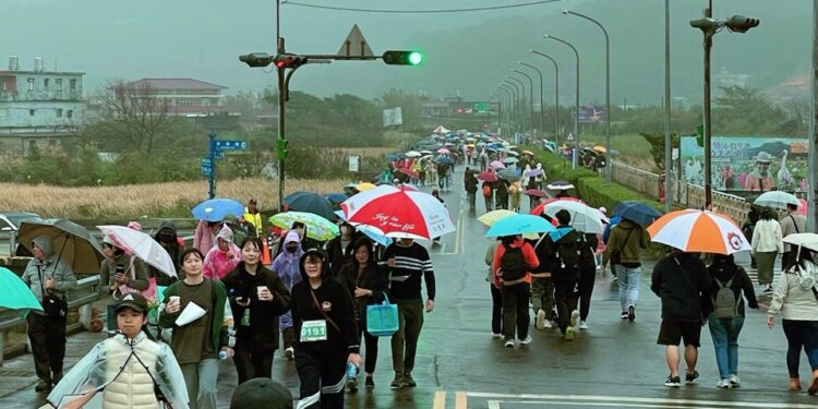 綿綿細雨澆不熄民眾熱情