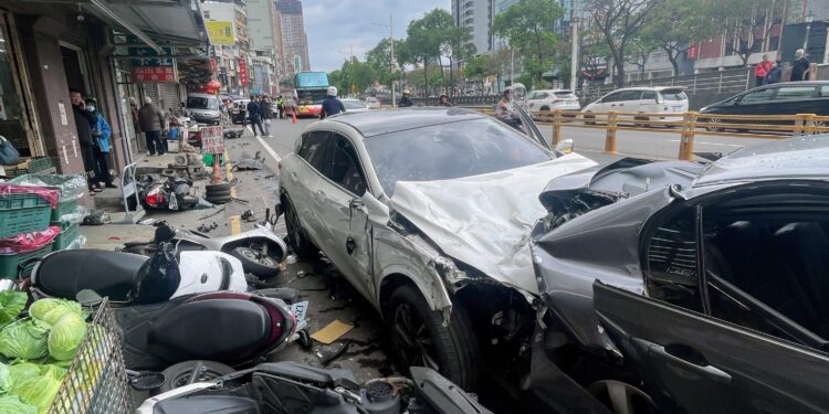 疑毒駕釀禍！基隆仁一路連撞12車造成1死2傷。（圖／網民提供）