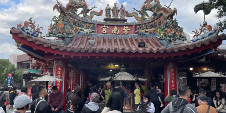 鴻海「錢媽媽」黃秋蓮率領事業群回竹山紫南宮參拜土地公 祈求新年財運亨通 1 IMG 4574 1 VrEF22 scaled