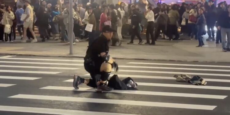 張嫌在南京西路擲煙霧彈及隨機砍人
