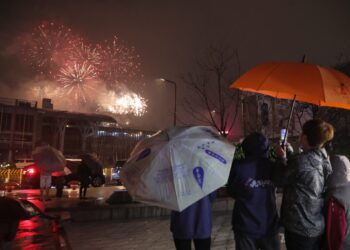虎仔山煙火璀璨點亮港灣　船鳴、市集交織基隆最美跨年夜