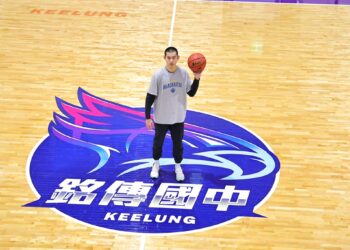 SBL選秀狀元余祥平回母校銘傳國中親授籃球技巧　市長親贈榮譽狀