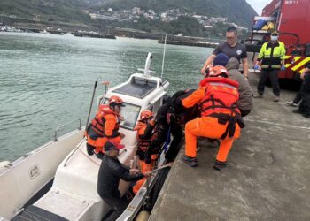 水湳洞驚魂！2釣客遭海浪捲落　海巡、漁民急馳成功救援