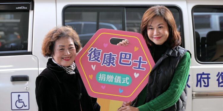 乘載先夫的愛與思念 虹橋里李碧霞里長捐復康巴士 1 IMG 5739 PwH3Wz