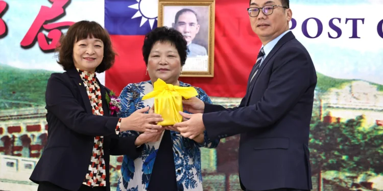基隆郵局新卸任局長交接,林賽萍(左)榮陞總公司、吳聰明(右)接棒