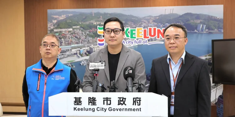 基隆市環保局長馬仲豪親上火線說明
