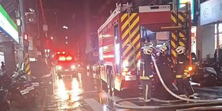 基隆市樂利三街某大型社區昨晚發生大火,消防局出動大批人車全力搶救。(圖/讀者陳志安提供)