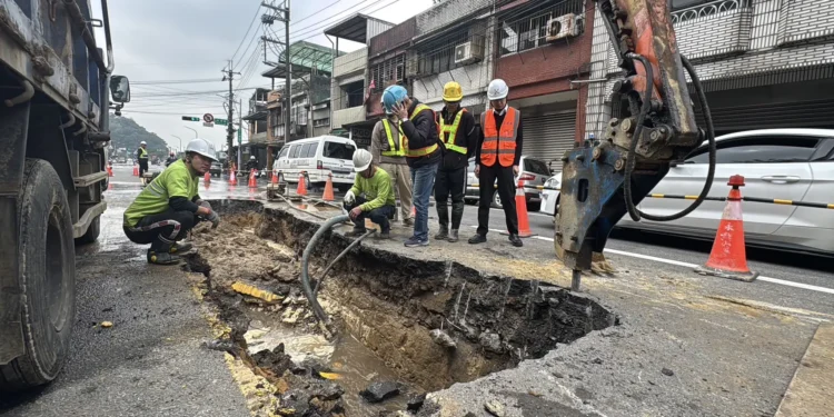 基隆八堵路漏水管線修復啟動 採不斷水施工27日前恢復通車 1 IMG 6345 1 T8fpVy