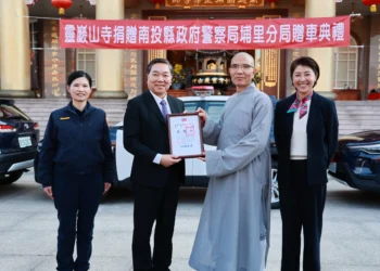 佛門慈悲護治安　靈巖山寺捐贈埔里分局三輛警用巡邏車