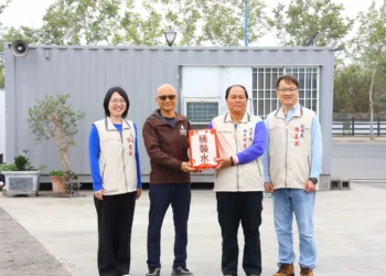 迎新年感謝清潔隊員　嘉義市副市長除夕送暖
