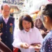 黃敏惠大年初一走春發「粉紅超馬」紅包 民眾排隊沾喜氣 9 黃敏惠大年初一走春發「粉紅超馬」紅包 民眾排隊沾喜氣