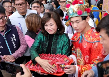 初四迎神！基隆城隍廟六千份發財金秒殺