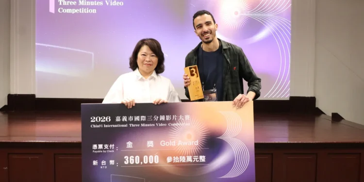 嘉義市國際三分鐘影片大賽頒獎 黃敏惠授獎法國導演 1 IMG 8448