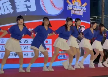 崇右影藝應援團助陣　基隆WBC直播派對嗨翻國門廣場