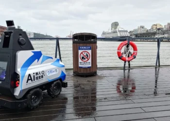謝國樑考察引進！基隆啟用「AI無人稽查車」　四月起正式上線抓髒亂