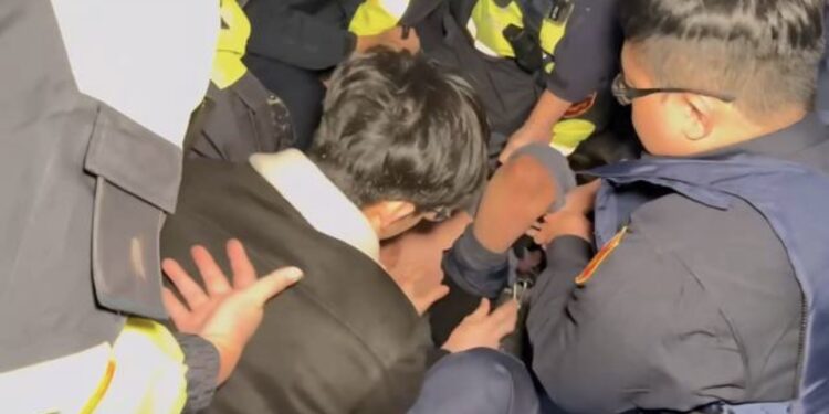 金山警員圍捕持刀男。翻攝照片