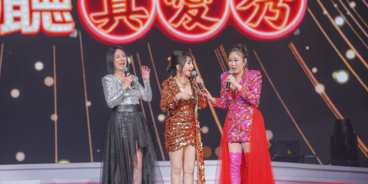 張秀卿 王彩樺 苗可麗藍寶石較勁 以歌舞 短劇與綜藝原汁重現80年代秀場 1 張秀卿(右起)王彩樺、苗可麗藍寶石較勁、掀「女王」爭霸戰 照片提供: 高雄流行音樂中心