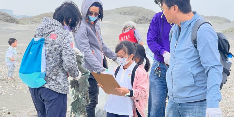 讀經班學生家長走進七股網仔寮汕沙洲 親子以經典精神實踐海洋守護。