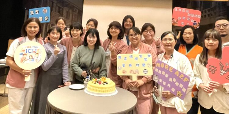 21歲萬小姐現身說法，強調在「譫妄照護策略」下挺過49天生死關卡，並在醫療人員的祝賀中切蛋糕，感謝重獲新生。（記者蔡清欽攝）