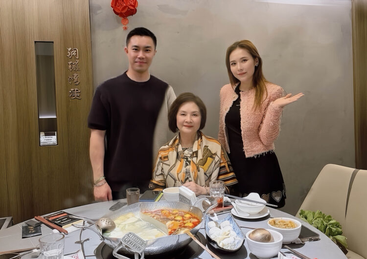 吳申梅(右)和老公(左)特地從香港飛來台灣，要替媽媽「瑪莉姐」(中)慶祝母親節    照片提供：喜上梅梢娛樂