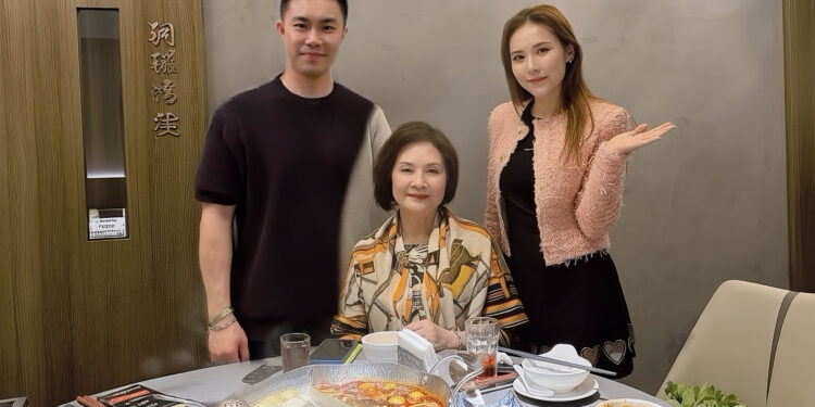 吳申梅(右)和老公(左)特地從香港飛來台灣，要替媽媽「瑪莉姐」(中)慶祝母親節    照片提供：喜上梅梢娛樂