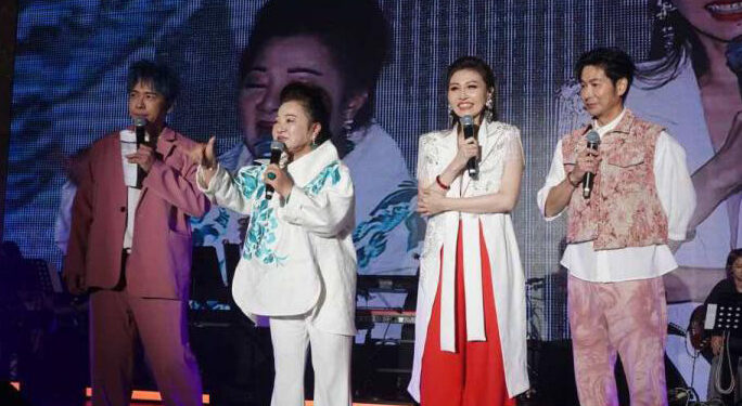 楊惠絜(右二)生日開唱、白冰冰(左二)率冰冰家族到場相挺 照片提供：音圓唱片