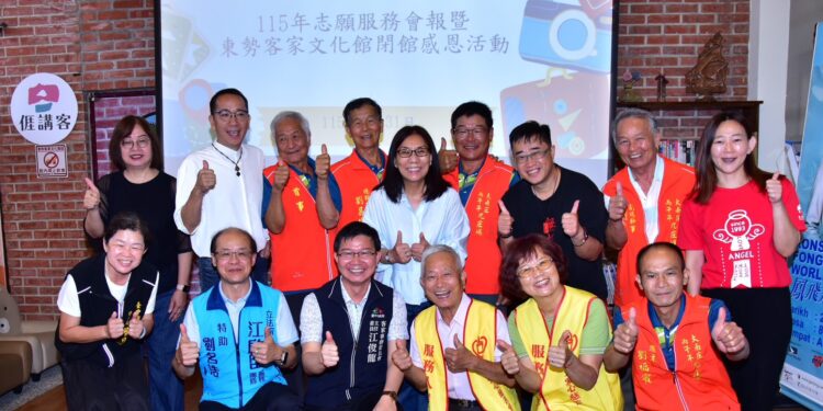 台中市政府客委會主委江俊龍(前排中)出席東勢客家文化園區暫時閉園進行工程整修、歷屆志工一人一道菜回娘家「感恩聚餐」照片提供:台中市政府客委會