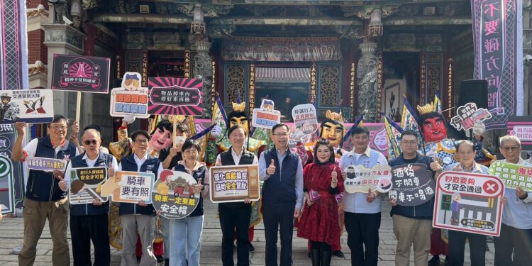公路局21日在台南祀典大天后宮舉辦「用路人風險意識快閃活動」，特別邀請保庇天后王彩樺一起來提醒過路人，過馬路要走班馬線。（圖／台南監理站提供）