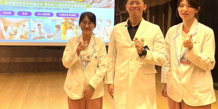 奇美醫院中醫部主治醫師許晉嘉(中)、癌症中心副組長李碧芬(左)、癌症資源中心護理師陳樂文共同表示,奇美醫院推動中西醫整合模式,透過「西醫抗癌、中醫減輕副作用」的合作模式,讓更多癌友獲得幫助。(記者蔡清欽攝)