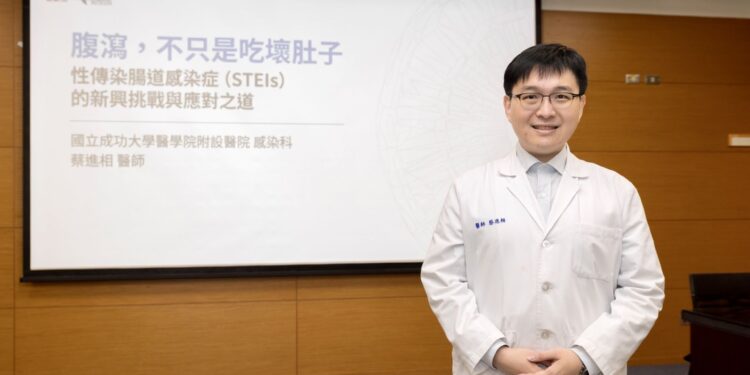 成大醫院感染科醫師蔡進相表示,疑似性傳染腸道感染者,應接受糞便檢體檢查,才能對症下藥。(成大醫院提供)