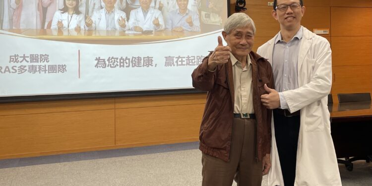 白先生術後恢復良好，今天到記者會現場感謝陳柏全醫師及醫護團隊。（記者蔡清欽攝）