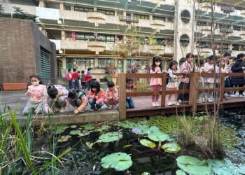 仲夏夜之夢　信義國小師生喜迎火金姑回家